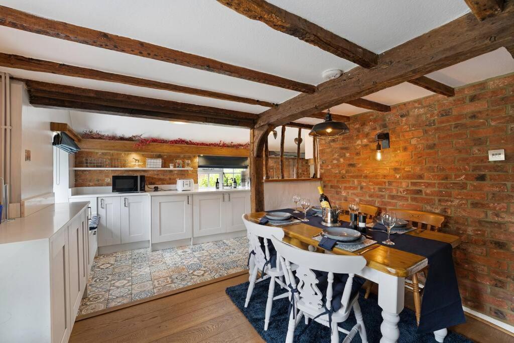 Вилла Local Walks Pub Gardens Pet Friendly Landscaped Gardens And Free Private Parking Doddington  Экстерьер фото