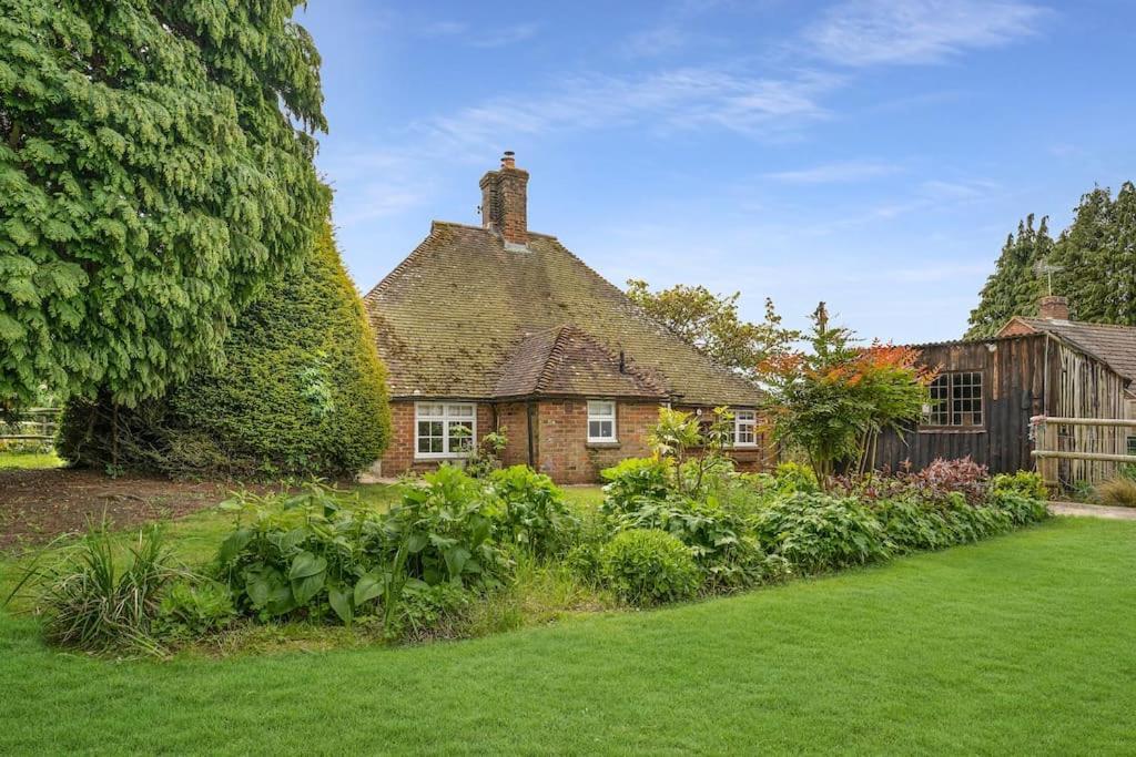 Вилла Local Walks Pub Gardens Pet Friendly Landscaped Gardens And Free Private Parking Doddington  Экстерьер фото